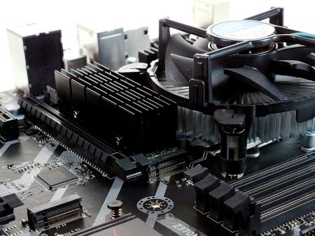 Installed on the motherboard, high-density aluminum fin design SSD heat sink.
