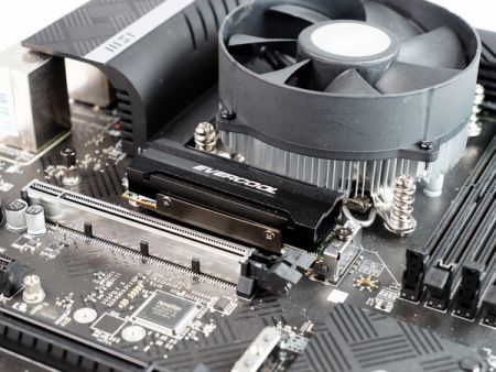 EC-M2 is actually installed on the motherboard, and the unique shape increases the heat dissipation efficiency.