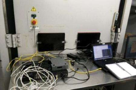 प्रयोगशाला औद्योगिक सेल्युलर राउटर की परीक्षण स्थिति का निगरानी करती है।