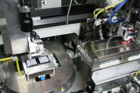 Nós usamos a técnica de ligação flip chip em nossa fábrica.