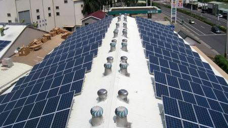 지붕에 설치된 태양광 패널 시스템입니다.