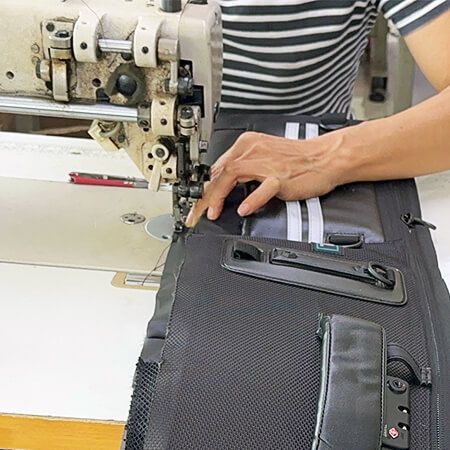 sewing technicians sewing luggage, bulk customizing bag.