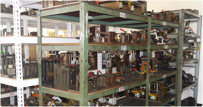GISON's zelf ontworpen meters/mallen/klemmen voor pneumatisch gereedschap.