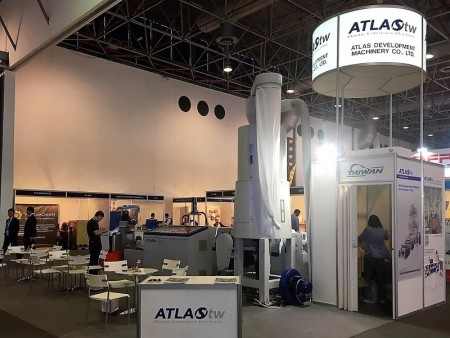 Atlas의 WPF 측면 공급형 플라스틱 재활용 기계가 Plastivision Arabia 2017에서