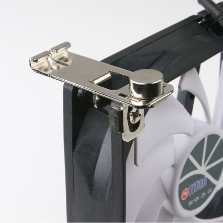 Crochet de conception spéciale pour s'adapter à différentes grilles de ventilation de camping-car