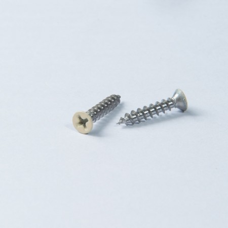 平頭十字寬牙尖尾螺絲 - 5＃的平頭打十字針孔搭配寬牙尖尾的螺絲，頭部噴淺黃色 (色號PC65)