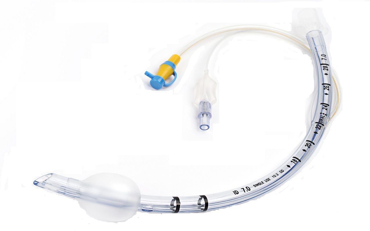 Эндотрахеальная трубка (ETT) - это гибкая пластиковая трубка, которая помещается через рот в трахею для помощи пациенту в дыхании.