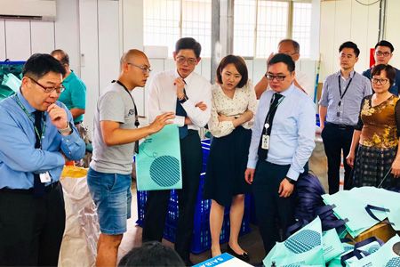 Eva Air besucht die Tienyih Non-Woven Produktionslinie.